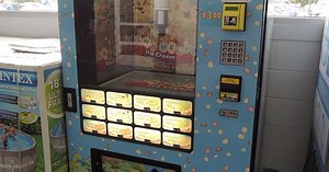 Japanese reporter visits ice cream vending machine… at Walmart!?