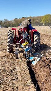 International B275 tractor ploughing at the Thorne and District Agricultural Society charity ploughing match | Pro Horizon Farming Content