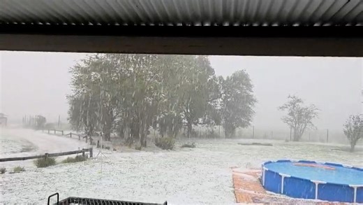 Julene sent us this video of the hailstorm in Ugie in the Eastern Cape yesterday (31 December 2025). Whatsapp photos/videos to 081 251 8029 See https://snowreport.co.za for weather forecasts. * Other media and channels need to note SnowReportSA's updated 2025 terms & conditions for the use of our forecasts, maps, as well as images and video from our users that we post. | Snow Report SA