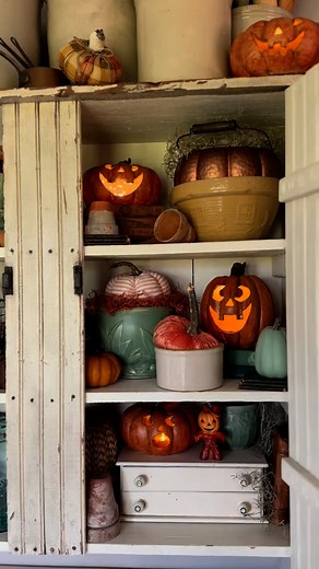 Pumpkin and teal are a great mash-up! #halloweeninspo #halloween #jackolantern #balljars #shelfie #visionsofvintage #myvintagecottagestyle #cottagehalloween #cottagecolors #grandmacore #crocks | Barn Again