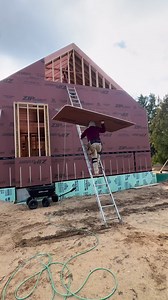 Trying to put plywood on windy days not a good idea 😅 #construction #work #windy #fails #tryagain #plywood | Stalin lopez construcción