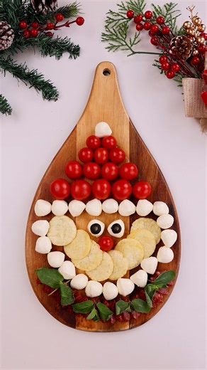 Bite-sized joy for a merry Christmas kickoff! 🎅🍇🧀🎄 | MetDaan Cakes