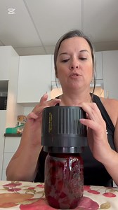 À écouter, vous allez vouloir en avoir un !! Ce que j’ai oublié de souligner est que mes aliments sont cuits ou bouillis et, lorsque je les mets en conserve, c’est très chaud. De plus, si je fais des conserves de sauce à spaghetti, de viande ou autres, je le fais de manière sécuritaire et je termine avec cette machine. Ici, les betteraves ont été cuites et la marinade était bouillante. Les pots ont été stérilisés avant. Donc, arrêtez de dire que je mets les gens en danger. Je n’ai pas le contrôl