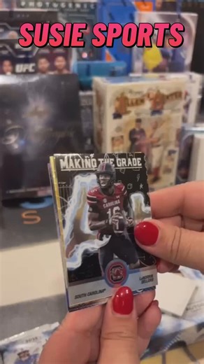 Holy cow! It’s a one of one (1/1) superfractor SSP (super super short print) football card of Cincinnati quarterback standout Brendan Sorsby! This absolutely killer 1/1 card was pulled for our good friend @pyattpics2 during a full case break we did of the brand new @topps @bowmancards 2025 Bowman University Best Football on @loupetheapp . The “Best of the Best” is already a hard card to pull; the odds of finding one these cards are 1 in every 91 packs. That said this pull was on another level wi