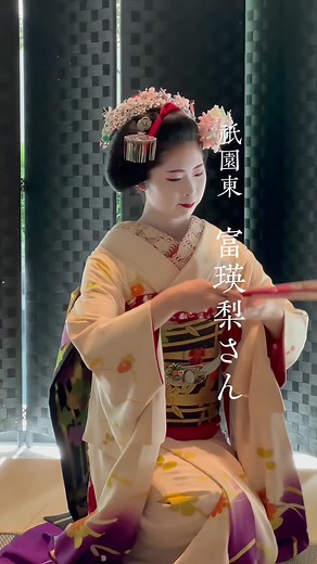 舞妓と祇園祭：京都の美を探る