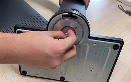 如何拆卸带旋转升降支架的显示器