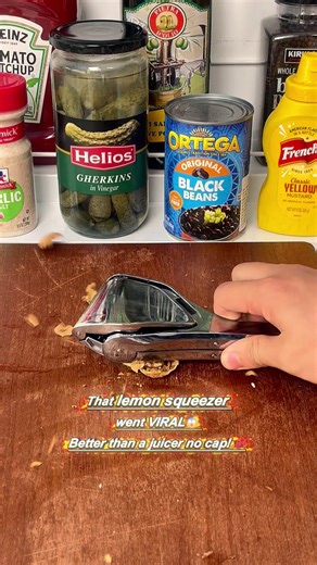 This lemon squeezer is a game-changer!Why did I hand-squeeze for so long?#Ganmchanger #lemonsqueezer #kitchhacks #Nomoreseeds#byebyemess