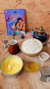 La brioche d'Aladdin 🪔 - 500gr de farine T65 - 200ml de lait de soja - 200gr de beurre mou ou margarine - 40gr de levure boulangère fraîche - 40ml d'huile neutre ou huile d'olive - 30gr de sucre en poudre - 1/4 CC de sel (ici sel vanillé) On commence par mélanger la levure avec le lait de soja légèrement tiède puis on ajoute l'huile, le sucre, le beurre ou la margarine et enfin la farine et le sel On pétrit la pâte puis on la laisse reposer 1h dans un endroit tempéré ou jusqu'à ce qu'elle doubl