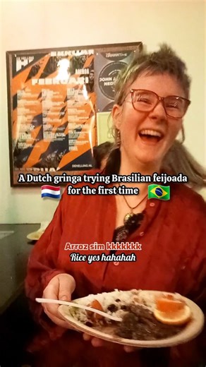 Ecia 🌞 on Instagram: "Gente, a primeira feijoada Brasileira é oficial! 😍🫘🍚🍊🇧🇷 E nossa, achei maravilhosa. Eu amo pratos em que cada garfada tem um sabor diferente. Texturas diferentes, temperaturas diferentes, e esse prato tinha tudo isso. 😋 E a laranja é um toque final fantástico também, caramba. São os feijões quentes mais gostosos que eu já comi kkkk Um salve pra a Maria por filmando. Interações como essa me fazem ser muito grata por todo o esforço que coloquei no meu português até ag