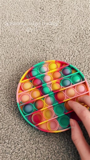Scamming fidget trading! 💗// go check out pt.2!🍌💐🌊#fyp #viral #popular #fidgettrading #squishy