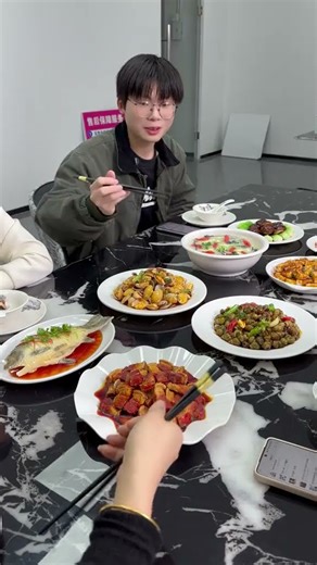 朋友來家裏做客 不好意思夾菜 有了這款轉盤 再也沒有這個問題