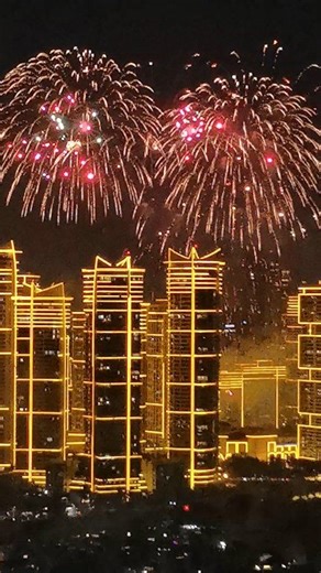 The fireworks in small buildings in Mandaluyong are more wild, but my focus was in Rockwell fireworks. Graveh piti kaayo, di palupig, salipod lang ko, nasa ubos ra man gud sila, pero mas nag enjoy hinuon ko sa pakapaka ba. Anyway, HAPPY NEW YEAR everyone, may this year 2026 is full of love, respect, and joy. Leave all the negativity behind, my focus is what is best for me myself and I. Yes sounds selfish, but it's called prioritizing myself first. Bye 2025, you were not really that good to me, n