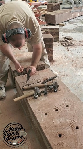 Avant l’arrivée des outils pneumatiques, des disqueuses ou des débiteuses, les tailleurs de pierre fendaient les blocs à la main. La méthode consistait à enfoncer des coins de fer dans la pierre, en alternant les coups. 🔨 Progressivement, la roche se fissurait selon sa ligne naturelle… jusqu’à se séparer net. Nous avons eu l’occasion de réutiliser cette méthode traditionnelle il y a quelques mois, sur du grès des Vosges, bien connu pour avoir servi à bâtir la belle Cathédrale de Strasbourg 🏰. 
