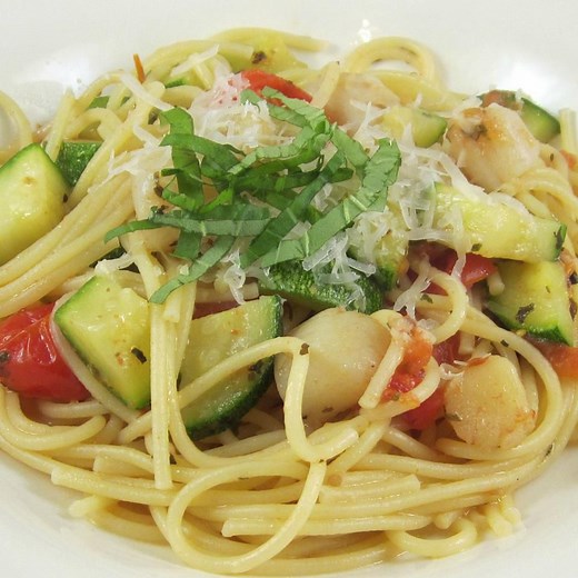 Pasta with Scallops, Zucchini, and Tomatoes