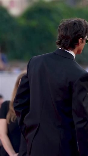 ¿Puede ser Jacob Elordi el próximo James Bond? 🤔 El nombre del actor australiano de origen vasco suena con fuerza tras mantener reuniones con los productores de la saga, Amazon/MGM, y con el director Denis Villeneuve, que estaría al frente de Bond 26. 😎 ¿A ti qué te parecería para este icónico papel? | Esquire Spain