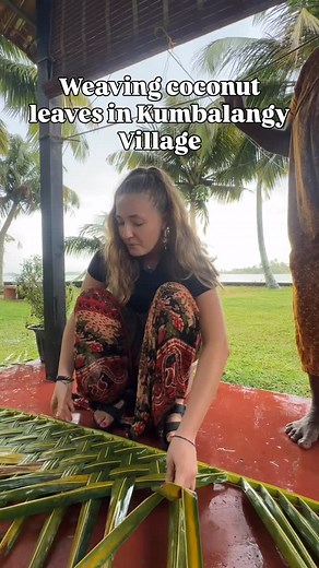 Leaving to Weave Coconut Palm Leaves 🇮🇳 When visiting Kumbalangy village I got to try my hands at many different things from cast fishing, to the Chinese fishing nets… But my personal favourite was for sure the coconut palm weaving I had a lot of fun doing this!! This is a common practice use all across India but it depends on what is available. Down South you will have more coconut trees so lots will be made from that whereas in some parts of the north east it is made with bamboo! Have you tr