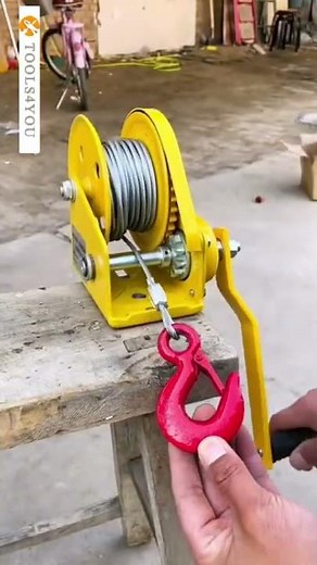 Manual self-locking winch