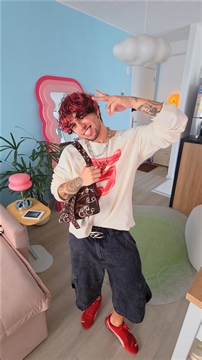 Lucas Motti on Instagram: "Meio que obcecado por música e a trend 😅 Inspirado nas divas @sarinagomess e @priscipereeira #trend #transition #outfit"