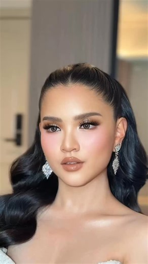 Agan - Mua Manado on Instagram: "Satu kata untuk look makeup kali ini ?.. VIP EXCLUSIVE MAKEUP || Coached by MUA @deanmua_ Makeup by @aganmua_ Hairdo by @trihelpy Muse by @musee_cheryl"