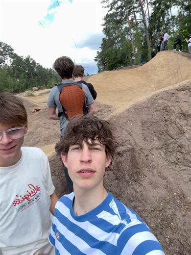 @louiss.jib @🥭clemens🥭 😂#specialized #fy #mtb #viralsounds
