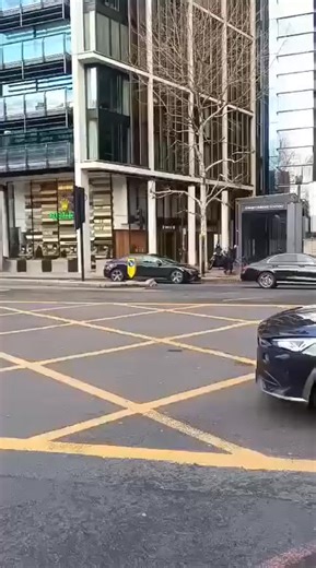Video of Knightsbridge smash and grab robbery that happened today.. #london | London & UK Street News