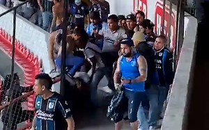 Batalla campal entre las barras de Querétaro y Atlas en el Estadio Corregidora deja 26 lesionados, sin muertos, hasta el momento, según el reporte oficial | Video