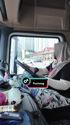Cuti dlm beberapa saat, satu Job local satu Job Os ke Singapore, dengan lafaz bismillah #janjitaknakal #akaklori #ladytrucker #rezeki #senyumsokmo
