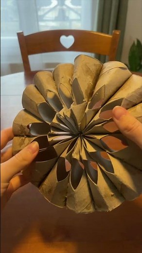 DIY : Une étoile de Noël avec des rouleaux de papier toilette 🎄