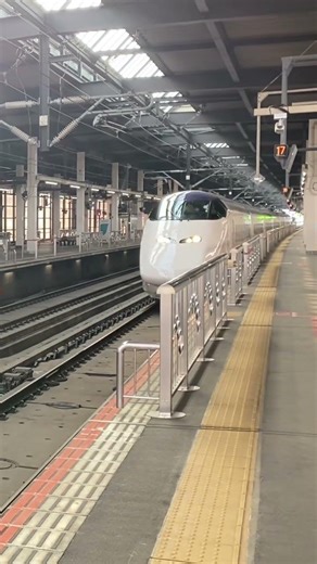 2026/03/23(月) JR盛岡駅13番線ホーム 荷物専用新幹線E3系L69編成はこビュン＋E5系U18やまびこ＠盛岡行、下り入線シーン🚄