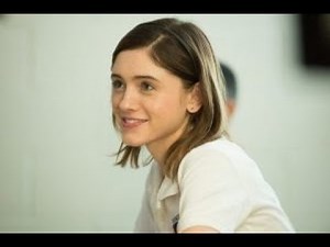 『ストレンジャー・シングス』のナタリア・ダイアー主演“性春”コメディ『ストレンジ・フィーリング アリスのエッチな青春白書』｜ニフティニュース