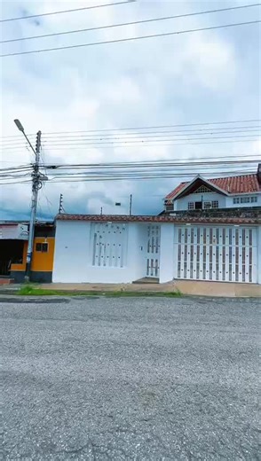 *NUEVA CAPTACIÓN* ❗️ SE VENDE❗️ Espectacular casa a pie de calle – Pueblo Nuevo Área de Terreno: 325 Mts2 Área de Construcción: 400Mts2 Hermosa y amplia casa con pisos de granito pulido. Ubicada en calle 3 del barrio El Lobo, en una zona estratégica y de fácil acceso. 📍 Ubicación privilegiada cerca de: UNET, ULA, Aeropuerto de Paramillo, Asogata, Plaza de Toros, Estadio de Pueblo Nuevo, Clínica La Trinidad y Comando Zona 21, todo a menos de 5 minutos. Distribución Planta baja: \t •\tHabitación 