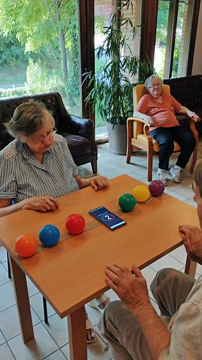 Jeu de réactivité et de coordination 🎲 Règles du jeu : Collez une bande de ruban adhésif au centre d’une table et placez 6 balles de couleurs différentes dessus. Les joueurs doivent attraper la balle correspondant à la couleur qui apparaît sur l’application @switchedontraining. Le joueur qui récolte le plus de balles après 5 manches gagne ! #teambuilding #teamwork #training #fun #motivation #events #elderly #partygames #games #familygames #gametime #groupgames #funactivities #indooractivities #