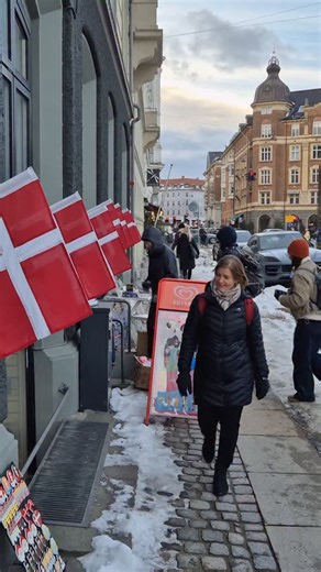 Our historic Scandinavian capital, Copenhagen, has so much to offer. From iconic attractions and cultural events to exceptional dining and hidden local gems, the city reveals a new face each season—seasonal menus, festive moments, and experiences both grand and simple. Some come with a price tag. Others don’t. This winter, Copenhagen is experiencing its coldest season in 16 years. The harbor has frozen over, and a walk along the icy waterfront feels like stepping into the Arctic. A Copenhagen ho