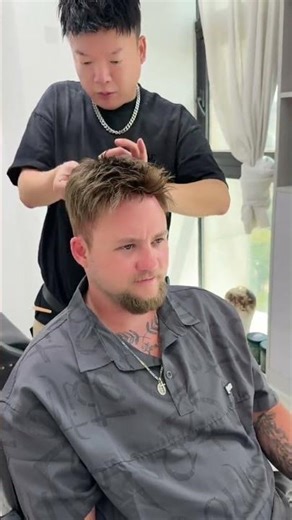 Foreign friend returns to make wig with new hairstyle