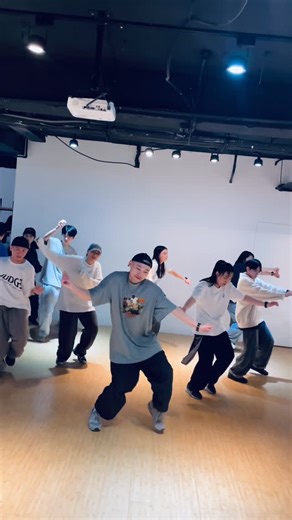 Lumi Dance School on Instagram: "Class：#lumilmghiphop Teacher：昂廷 @angtingxie 🎵 Chingy, Ludacris, Snoop Dogg - Holidae In @ludacris @snoopdogg 👉🏽追蹤Hashtag「#lumilmg昂廷 」，看更多昂廷老師的上課影片。 #lumidanceschool #lumilmg #dance"
