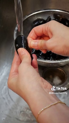 sake steamed mussels ~ a super simple, easy and delicious recipe! #mussels #seafood #easyrecipe #sake