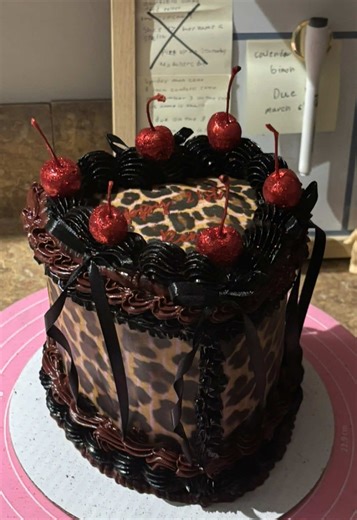 Creating a Stunning Cheetah Print Cake