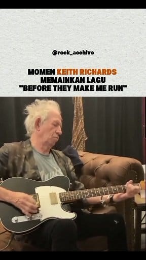 Keith Richards playing guitar "Before They Make Me Run" backstage before the show in Minneapolis 📷 Yt/ EdBmusic #skena #rock #keithrichards #beforetheymakemerun #history #archive #70s | Firmansyah Prastama