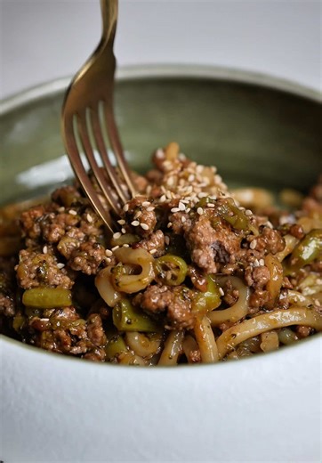 sticky hoisin beef udon with broccoli & green beans easy high protein dinner, ready in under 15 minutes if you’re craving takeout but want something quick and better at home, make this comment udon and I’ll send you the full recipe 🤍 #highproteinmeals