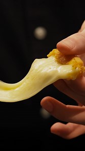 🇨🇭che una ricetta: crocchette ripiene di Gruyère AOP [Salva il reel per uno stuzzichino veloce, ma pieno di gusto, pronto in 5 minuti!] Ingredienti per 4 persone: • 150 g Le Gruyère DOP • 150 g farina • 250 ml birra • 100 g pangrattato • 100 ml olio di arachidi Preparazione: In una ciotola mescolate la birra con la farina. Tagliate dei bocconcini di #gruyere, passateli nella pastella e molto velocemente nel pangrattato. Friggete subito in abbondante olio di arachidi e ora pronti a vederlo fila
