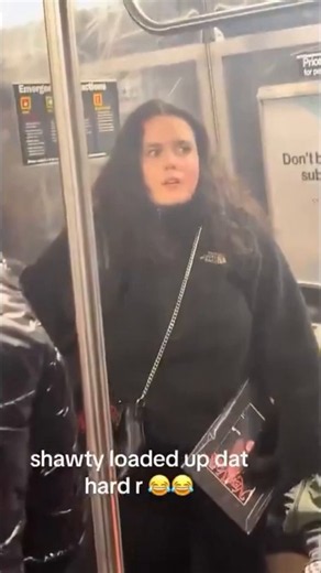 Una mujer de Nueva York se volvió viral después de haber sido acosada repetidamente por un grupo de mujeres negras en el metro, para luego soltarles la palabra “Negra” cuando las puertas del metro se cerraban.