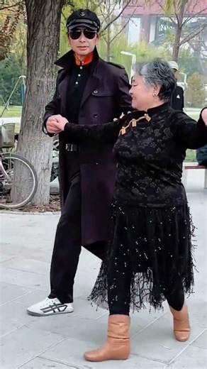 A woman in her 70s dancing in the square #dance #trending #viraldance #shortsdance #0481