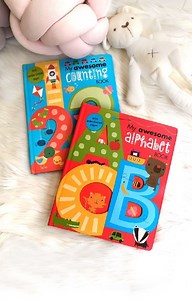 Happybunnybooks - fun & educative books on Instagram: "Moms smuaaa, My Awesome Books ini super interactive banget lohh 😆 Si kecil bisa belajar mengenal alphabet, numbers & counting dari 1-10 secara super menyenangkan 😍 . Pinggiran halaman sebelah kanannya berbentuk seperti huruf nya dan angkanya loh, jadi anak bisa menelusuri huruf & angka2 tersebut dengan jari-jari mungil nya. 😍 Huruf-huruf dan angkanya gede-gedeee dan colourful warna-warni ceria. Si kecil juga bisa mengenal banyak kata2 bar