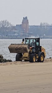 3.8K views · 124 reactions | Elbstrand Beach bekommt neuen Sand für den Strand. Von Sylt? Was ist da los? Ist Hamburg der Sand am Elbstrand in Övelgönne ausgegangen? Und woher kommt der neue saubere Sand? Wer weiß Bescheid? Auf jeden Fall ist es ein Schauspiel, wie der kleine Bagger über den Elbstrand fährt. Es sieht aus, als ob es Spaß macht. Da bekommt man doch glatt Lust, selbst mal hinters Lenkrad zu steigen und am Elbstrand Sandburgen zu bauen. | Hamburg Fotografiert | Facebook