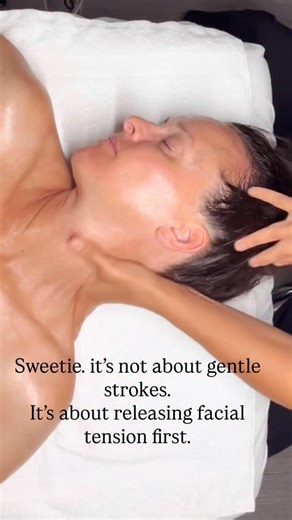 Ever wondered how our face actually ages? The tissues start to shrink — the face moves inward… and then downward. We have to work on expansion — and that process doesn’t begin in the face. Wanna learn more? Join my in-person training. 💆‍♀️ Enroll in my bio🌸👆#buccalmassage #orangecounty #skincare #facials #beverly_hills #danapoint #beauty #california #la #skincare #estehtcian #facialmassage #myofacsialrelease #massagetherapist #holistic #wellness #antiaging #yoga #faceyoga #facialmassagetraini