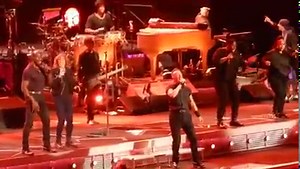 61K views · 3K reactions | "Don’t Play That Song" Estreno de la Gira 2023 en concierto del 1 de Febrero en el Amalie Arena de Tampa en Florida. Gracias a @Scottypup1234 https://www.youtube.com/watch?v=1Be18BeweZY | Springsteen & Rock Music | Facebook