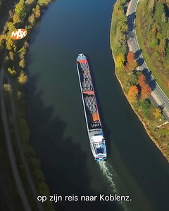 Een handelsschip zo lang als een voetbalveld... zie dat maar eens door de Duitse rivier de Moezel heen te manoeuvreren. 🛥️ 📺 Reizen langs de mooiste rivieren ter wereld gemist? Kijk het terug via www.npostart.nl. | Omroep MAX