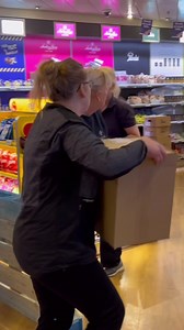 21K views · 507 reactions | Det er full aktivitet når skipene ligger til kai! Flere avdelinger hjelper til når mat og varer skal på plass. Mange tunge løft og utpakking i et forrykende tempo gir en skikkelig treningsøkt hver dag⛴️朗 | Color Line | Facebook