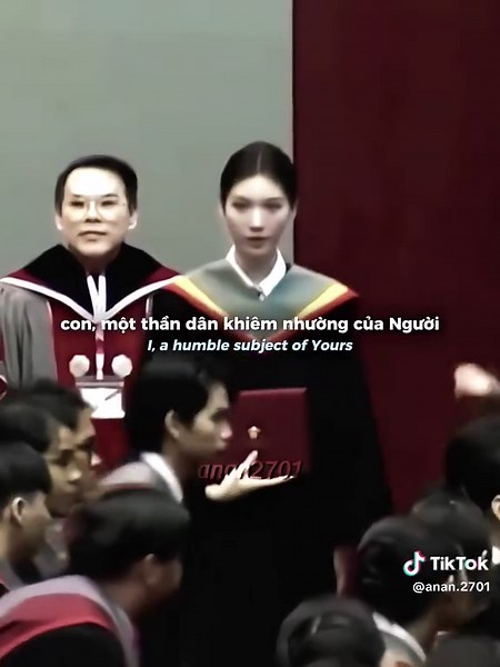 Ngày này năm ngoái, Kornnaphat Sethratanapong đại diện cho toàn thể Tân cử nhân đọc lời tuyên thệ trong lễ tốt nghiệp Hoàng gia do công chúa chủ trì. #ormkornnaphat #ออมกรณ์นภัส