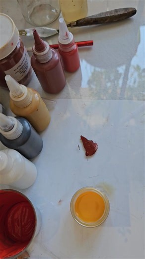 Realizarea unei emulsii dense (vâscoase) pe bază de gălbenuș de ou și vin alb sec pentru iconografia bizantină tradițională - Tehnica Paleologă și Cretană (Rețetă preluată de la maestrul Valeriu Purdea) Într-o analiză a practicii picturale bizantine, această prezentare aprofundează principiile fundamentale care guvernează prepararea pigmentului și a mediumului, ocolind convențiile simpliste ale pedagogiei contemporane în favoarea unei investigații bazate pe autenticitatea materială istorică. Sco